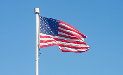 bandiera americana che sventola con lo sfondo del cielo
