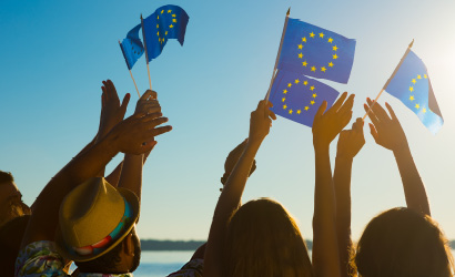 mani di studenti con bandiere Europa